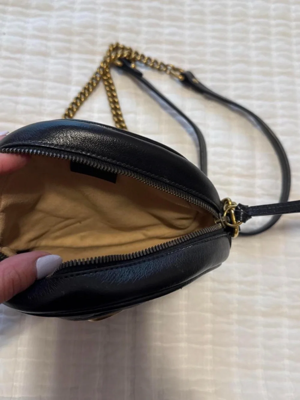 Gucci Black Round GG Marmont Chevron Crossbody Bag - Picture 2 of 2